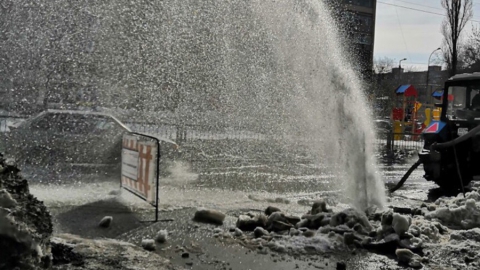 Аварию на водопроводе в центре Саратова устранили