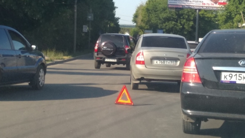 Две столкнувшиеся легковушки перекрыли дорогу в Солнечный