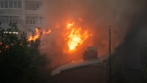 Более 20 пожарных тушили частный дом на Дзержинского