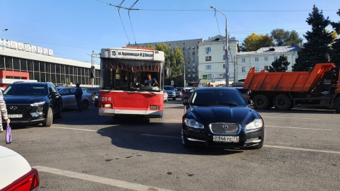 Jaguar с московскими номерами припарковался под троллейбусными проводами