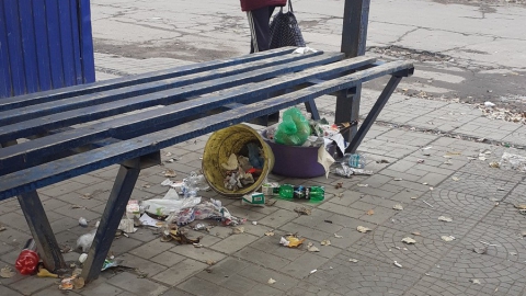 Автобусную остановку в Балакове забросали мусором