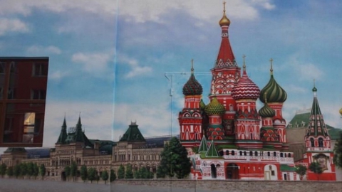 В Энгельсе рядом с детской площадкой «Покровский Кремль» появились виды Москвы