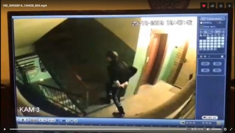 Мужчина встречает выходящих из лифта дам без штанов