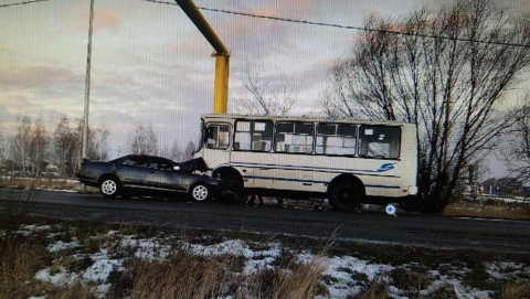 Toyota влетела в автобус под Балашовом