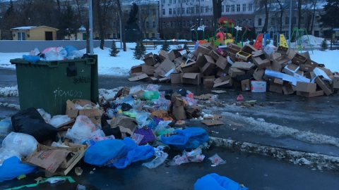 Соцсети заметили горы мусора на Театральной площади