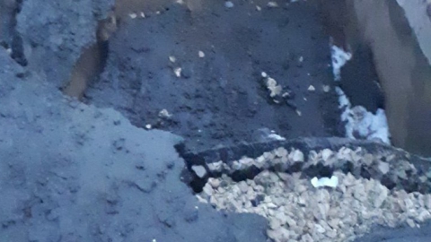 «Переправа-переправа»: в Затоне нашли огромную дыру в асфальте