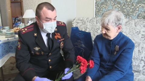 Ветеран из Ртищево получила паспорт в День Победы | ВИДЕО