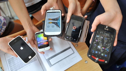 В саратовских школах могут запретить смартфоны