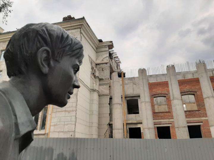 АНТРАКТ ЗАТЯНУЛСЯ