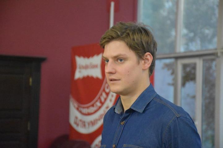 ШУМ НА СЦЕНЕ