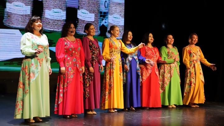 КРЕПКИЕ РУКИ, ПРОПАХШИЕ ХЛЕБОМ