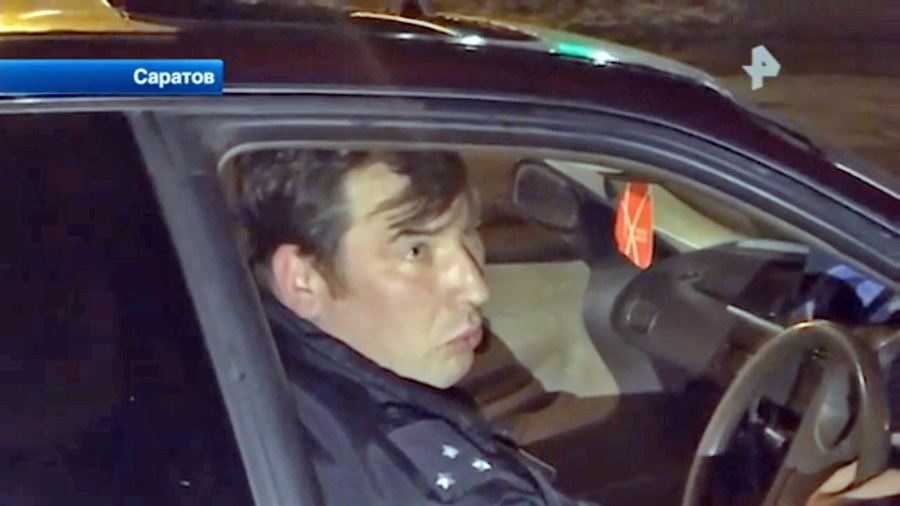 Полковника долго уговаривали выйти из машины.