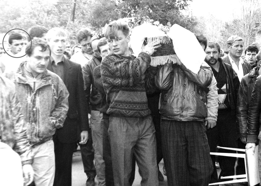 30 сентября 1990 г. Похороны застреленного в своём гараже криминального авторитета Владимира Хапалина (Хапуги). Брюнет слева на заднем плане — Алексей Цыганков (Потап). Это его осудили за заказ Александра Фадеева (Фани).