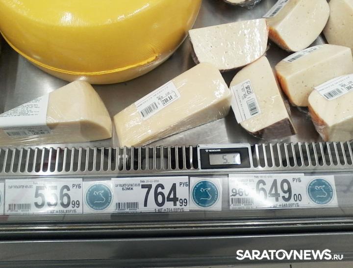 Сколько стоит кг сыра российского. Килограмм сыра. 1 Кг сыра. 10 Кг сыра. Пармезан за 600 рублей.