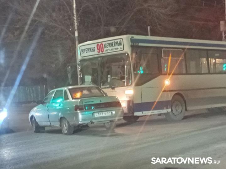 Автобус 225 саратов красный. Саратовский автобус. Автобус 90 Саратов.