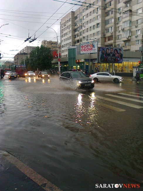 Горячая вода саратов сегодня. Ливень в Саратове сегодня. Саратов дождь. Ливень в Саратове. Саратов дождь сегодня.