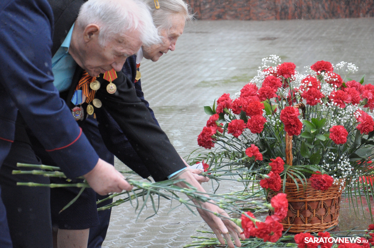 Возложить цветы самара. Возложение цветов ветераны. Ветеран возлагает цветы. Ветеран у могилы неизвестного солдата. Ветераны с цветами.