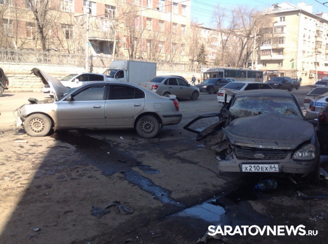 Красный мерседес авария саратов. Авария чернышевского 92 саратов. Авария мицубиси саратов. Авария на чернышевского пермь. 3 июня авария на чернышевской в саратове.