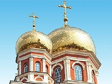 Освящен крест и главный купол Казанского храма в Татищево