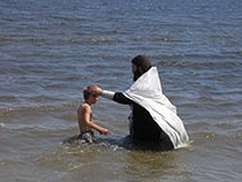 Дети из коррекционного интерната приняли крещение на Волге