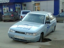 Такси ушло одним колесом под асфальт на Чернышевского