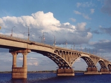 У ремонтирующих мост "Саратов-Энгельс" строителей украли инструменты