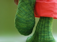 Саратовские бабушки вязали носки для беженцев из Украины