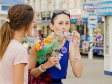 Саратовские женщины дарили цветы и пускали пузыри на проспекте Кирова