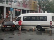 Автоледи и маршрутка не поделили центральную дорогу Саратова
