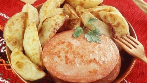 Цены на колбасу и картофель в Саратове выросли до средних по округу