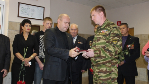 В Балаковской школе открылась памятная доска выпускнику, погибшему в Чечне