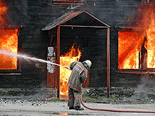 Женщина на пожаре отравилась угарным газом