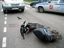Иномарка на повороте сбила скутер. Госпитализирован один человек 