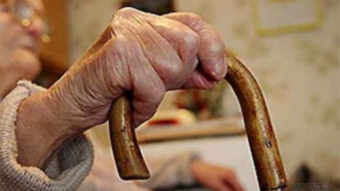 В Энгельсе внук избил и ограбил 87-летнюю бабушку