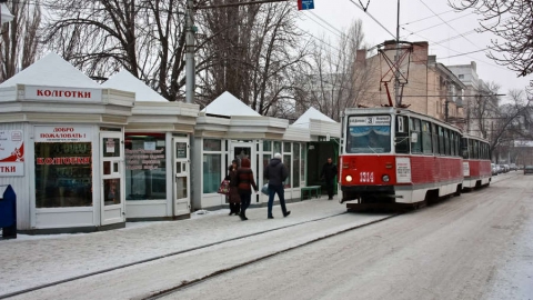 Из-за любителей объезжать пробку по рельсам в Саратове два часа стояли трамваи