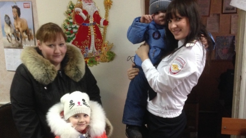 К 430 семьям Саратова под Новый год наведались в гости полицейские