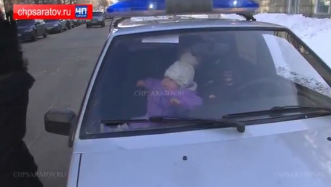 Саратовские спасатели достали матери младенца из запертой машины