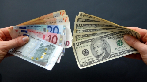 Доллар и евро вновь просели на полтора рубля