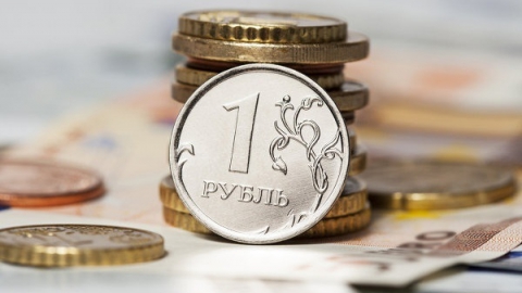 Аналитики: рубль продолжает расти, игнорируя нефть