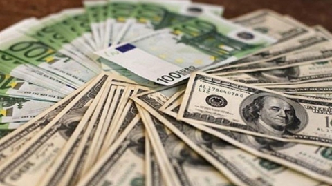 Сегодня доллар опустился ниже "психологических" 50 рублей