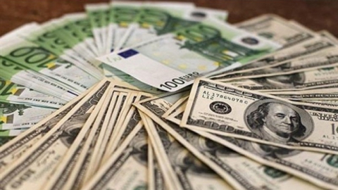 Доллар и евро в эту среду прибавили по два рубля