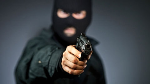  Разбойник с пистолетом ограбил отделение "Почты России" в Саратове