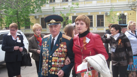 Водители "АллоТакси" доставили ветеранов на Парад Победы