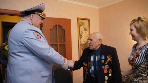 Сергей Аренин поздравил с юбилеем Победы ветерана ВОВ и милицейской службы