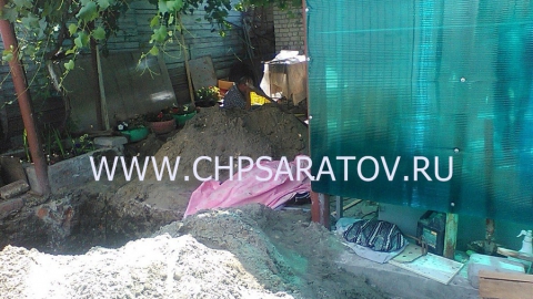 В Саратове мигрант-землекоп упал в яму и разбился 