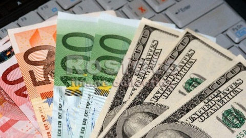 Аналитики: рубль может закрепиться на отметке 57,5 за доллар