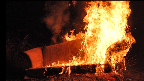 В Энгельсе сгорел "Мерседес", на пожаре в Ивантеевке погиб мужчина