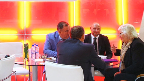Валерий Сараев представил на салоне в Москве энгельсский электровоз