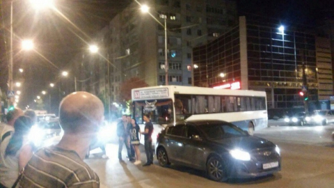 В центре Саратова после ДТП подрались водители иномарки и автобуса
