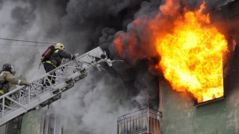 Пожарные тушат двухэтажный дом на Шелковичной